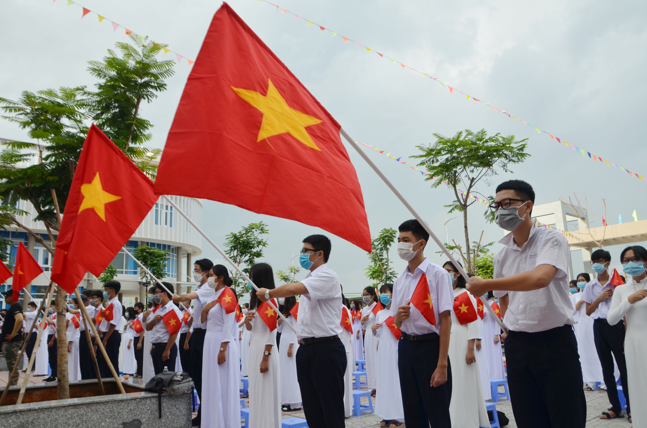 HS Trường THPT Nguyễn Khuyến thực hiện nghi thức chào cờ trong lễ khai giảng.