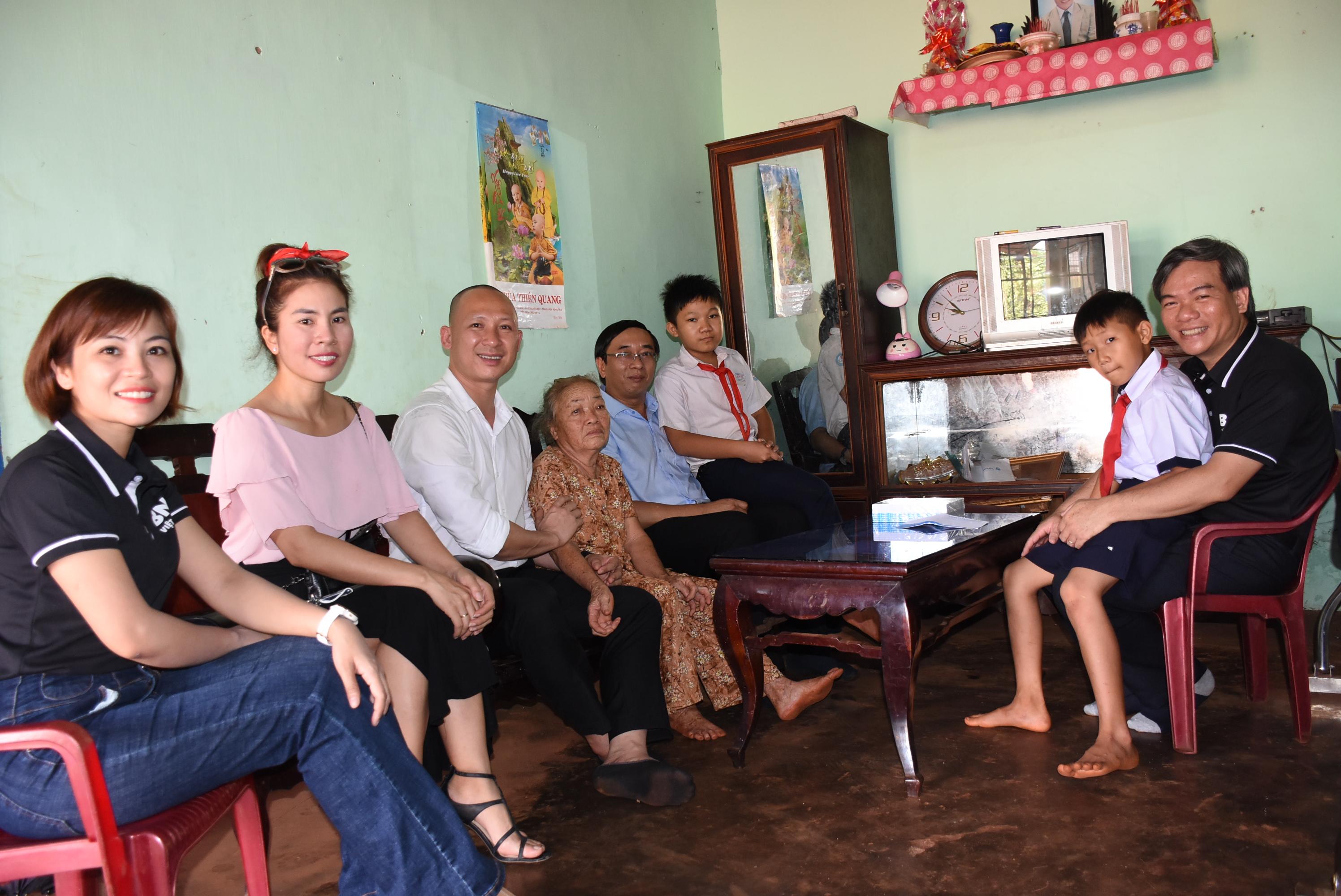 Đoàn đến thăm và trao tiền hỗ trợ cho gia đình bà Văn Thị Miên.