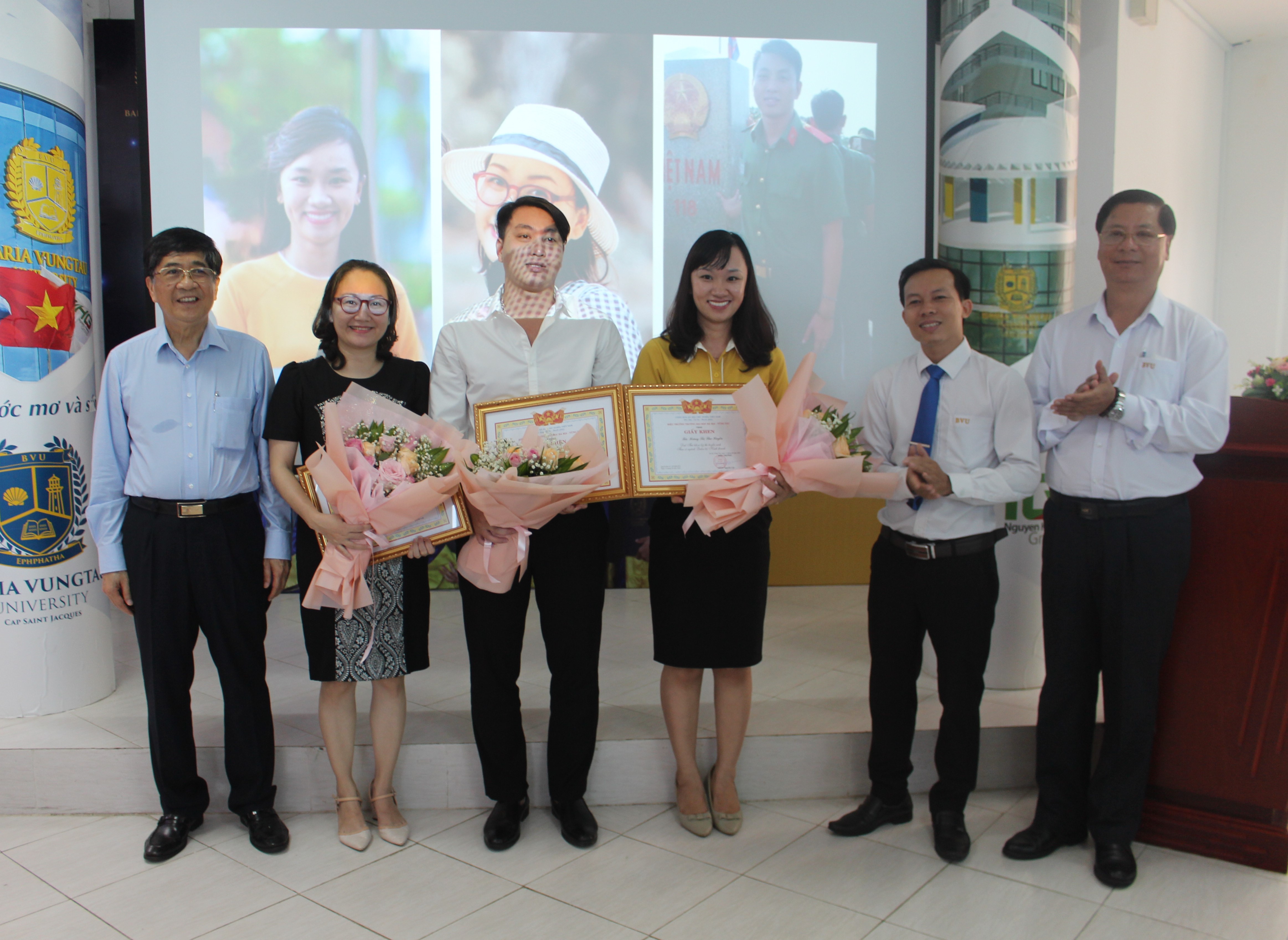 Ông Nguyễn Lộc, Hiệu trưởng Trường ĐH Bà Rịa - Vũng Tàu (bìa trái) tặng Giấy khen cho các học viên thủ khoa khóa đào tạo thạc sĩ ngành lý luận và phương pháp giảng dạy bộ môn tiếng Anh khóa 6, ngành quản trị kinh doanh khóa 15.
