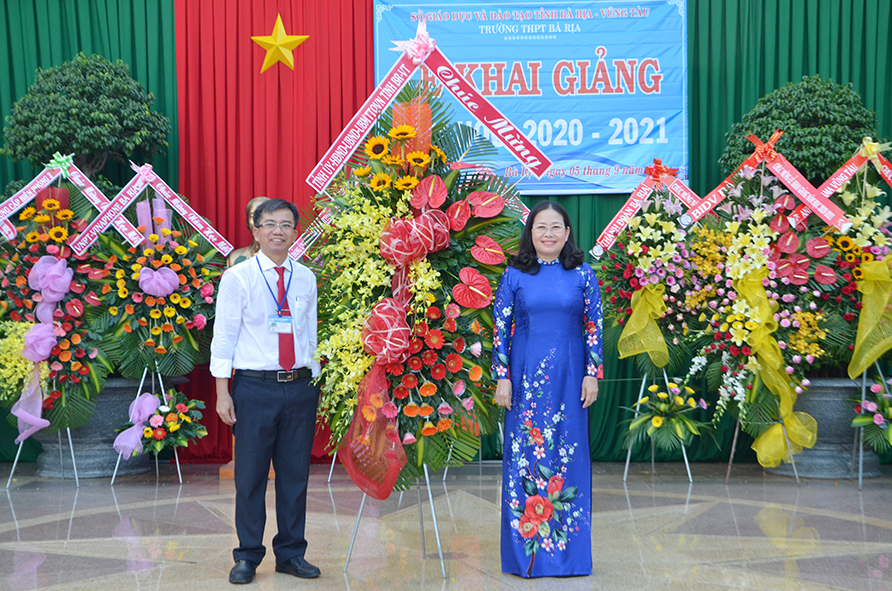 Bà Nguyễn Thị Yến, Phó Bí thư Thường trực Tỉnh ủy, Trưởng Đoàn ĐBQH tỉnh tặng hoa chúc mừng Trường THPT Bà Rịa nhân dịp năm học mới. Ảnh: DIỄM QUỲNH