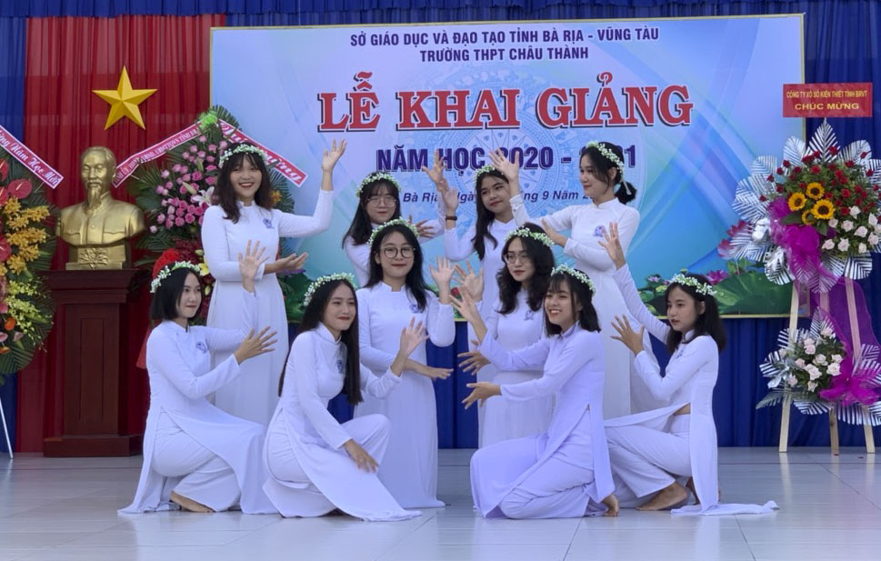 Tiết mục văn nghệ trong lễ khai giảng của Trường THPT Châu Thành (TP.Bà Rịa). Ảnh: HUYỀN TRANG