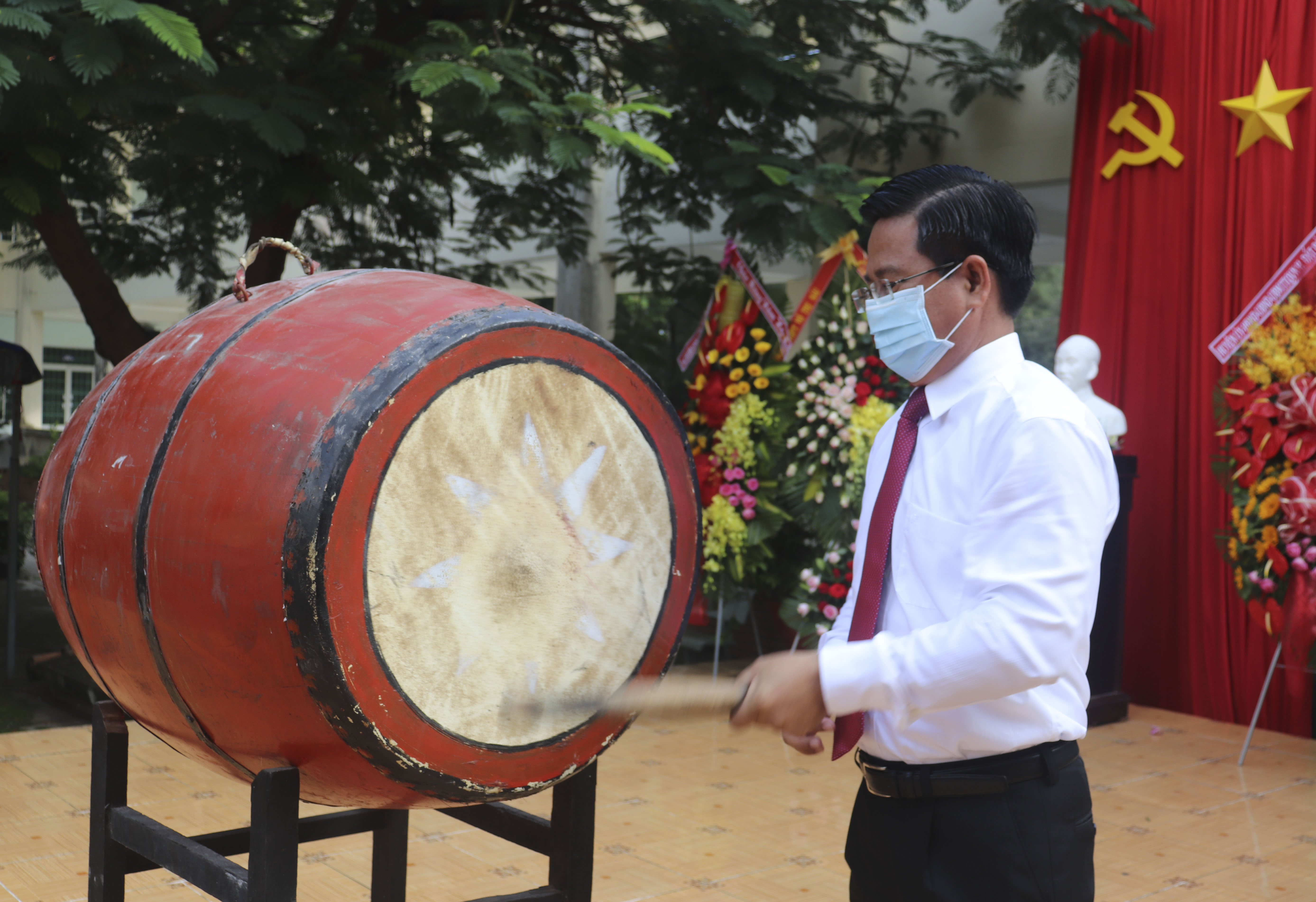 Ông Bùi Chí Thành, Ủy viên Dự khuyết Trung ương Đảng, Chủ tịch Ủy ban MTTQ Việt Nam tỉnh đánh trống khai giảng năm học mới 2020-2021. Ảnh: ĐINH HÙNG