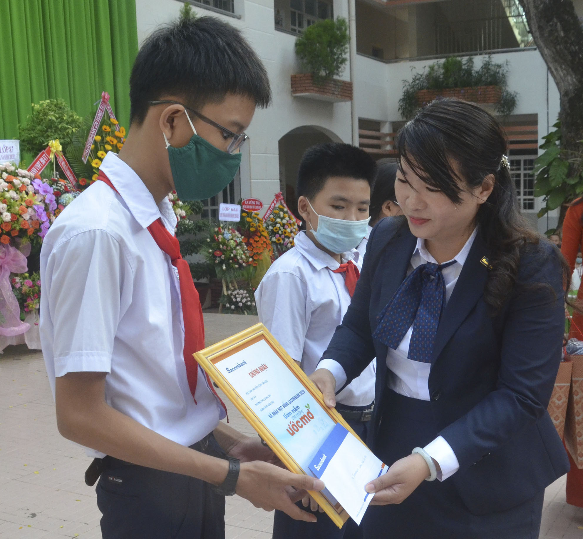 Bà Trần Thị Thu Phượng, Phó Giám đốc Sacombank Chi nhánh BR-VT trao học bổng cho HS Trường THCS Vũng Tàu. Ảnh: ĐỨC NGUYÊN