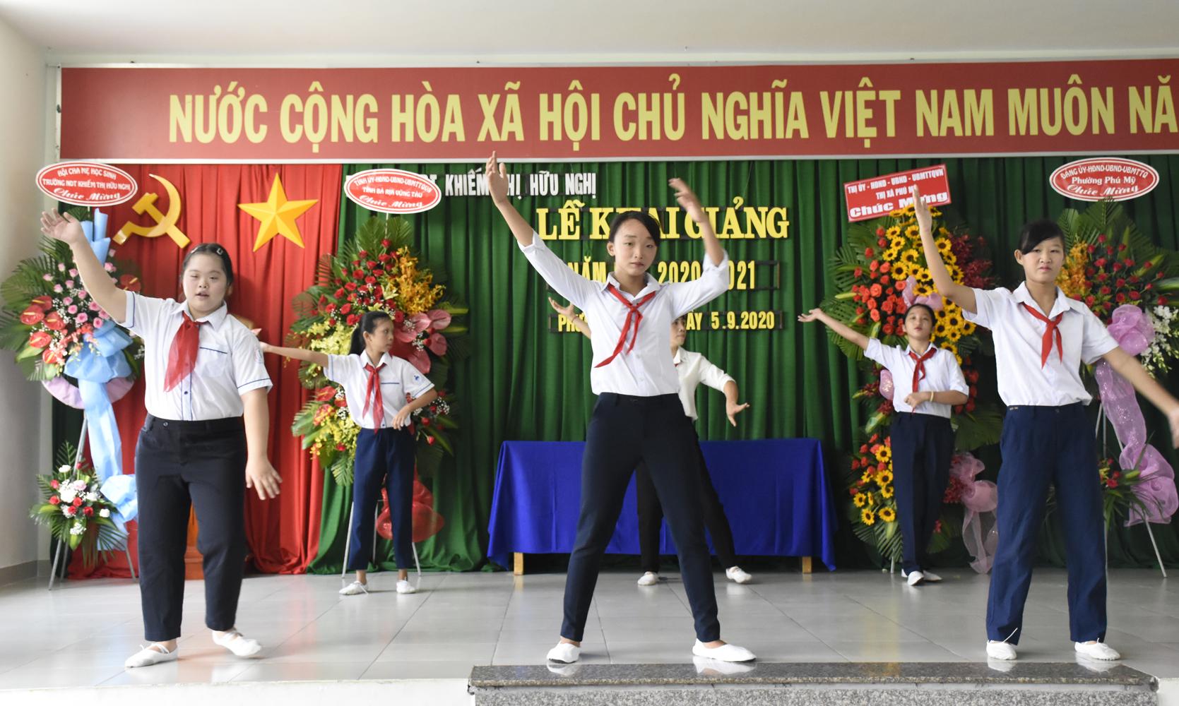 Tiết mục văn nghệ trong lễ khai giảng của Trường Nuôi dạy trẻ Khiếm thị Hữu Nghị. Ảnh: MỸ LƯƠNG