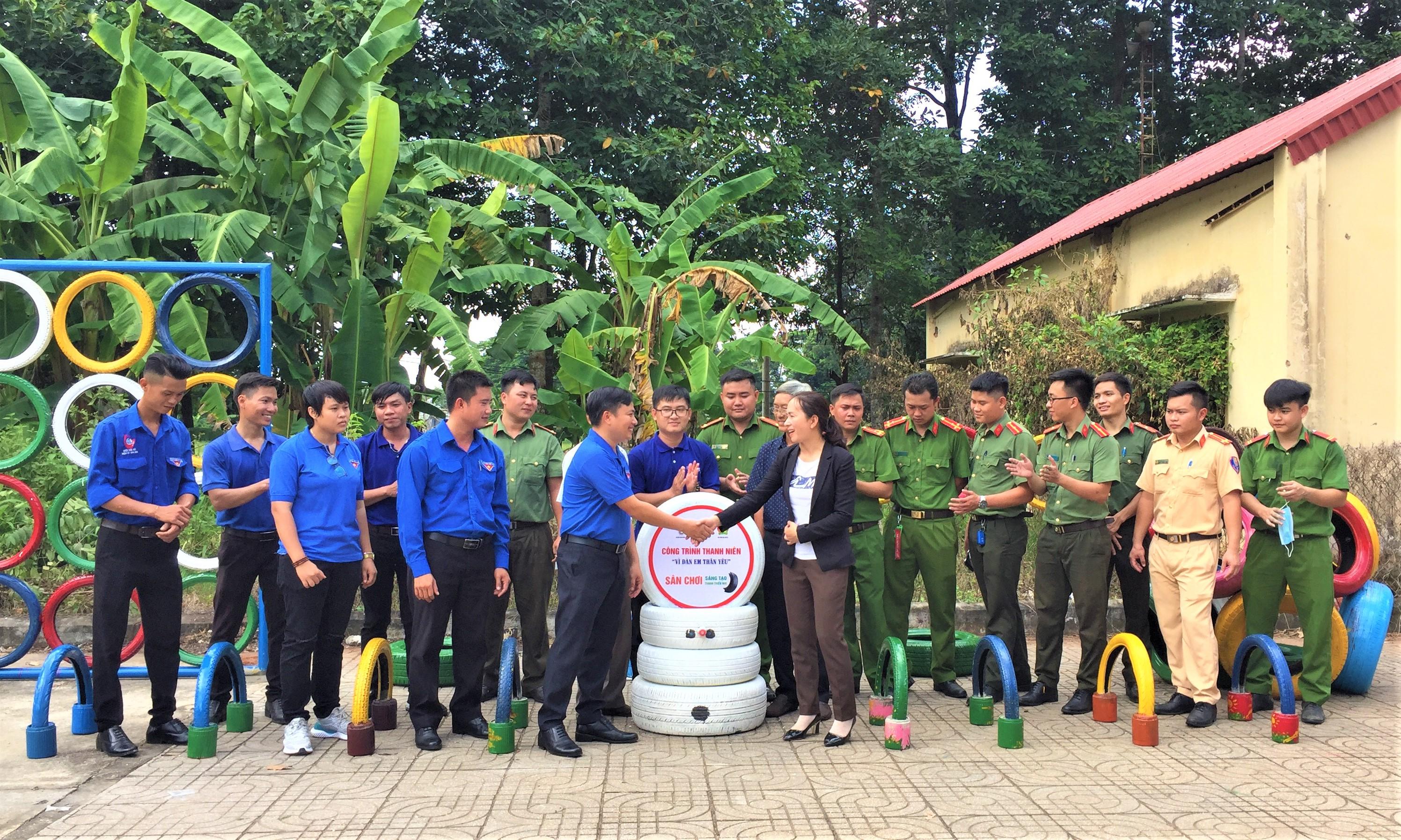 Anh Nguyễn Trung Minh, Bí thư Huyện đoàn Châu Đức bàn Công trình thanh niên “Vì đàn em thân yêu” cho chính quyền địa phương thôn Phước Chí và thôn Chòi Đồng (xã Cù Bị).