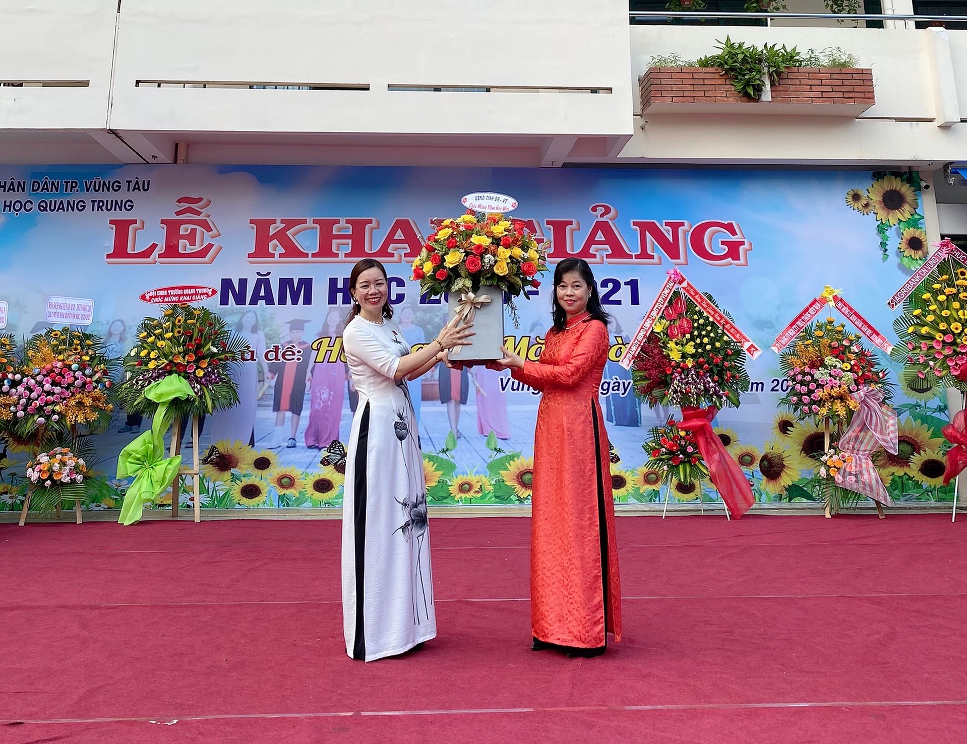 Bà Lê Thị Tân Tiến, Giám đốc Sở Ngoại vụ tặng hoa chúc mừng Trường TH Quang Trung (TP. Vũng Tàu). Ảnh: VÂN ANH
