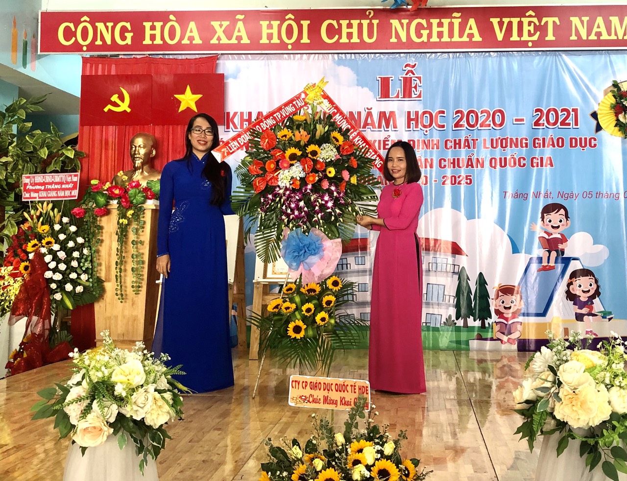 Bà Trần Thị Thanh Thuỷ, Phó Chủ tịch LĐLĐ TP. Vũng Tàu tặng hoa chúc mừng trường MN Hoa Phượng (Phường Thắng Nhất, TP. Vũng Tàu) nhân lễ khai giảng và đón nhận trường MN đạt tiêu chuẩn chất lượng giáo dục và chuẩn quốc gia. Ảnh: KIM HỒNG