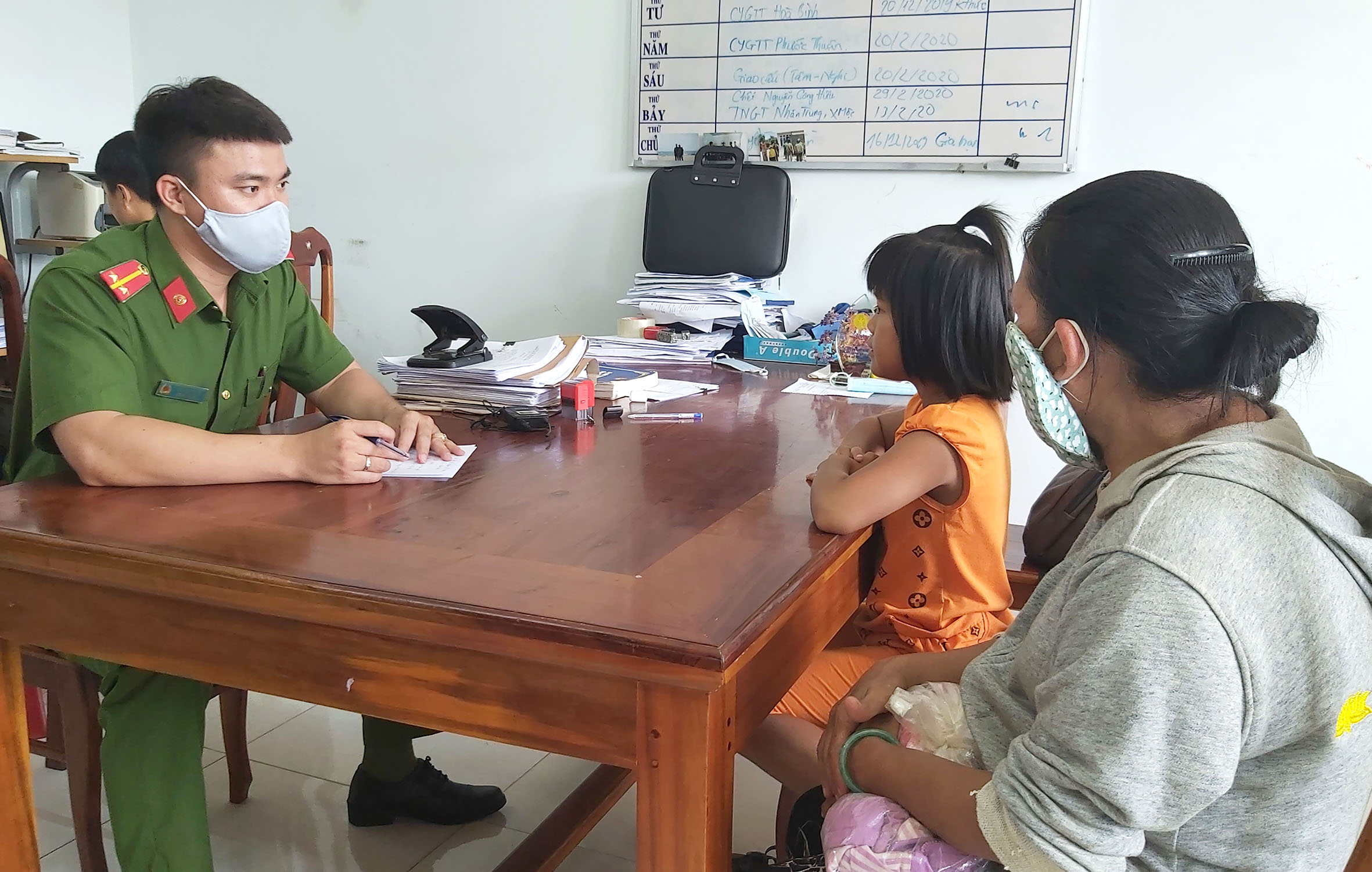 Công an huyện Xuyên Mộc lấy lời khai của D. có sự giám hộ của bà nội D.