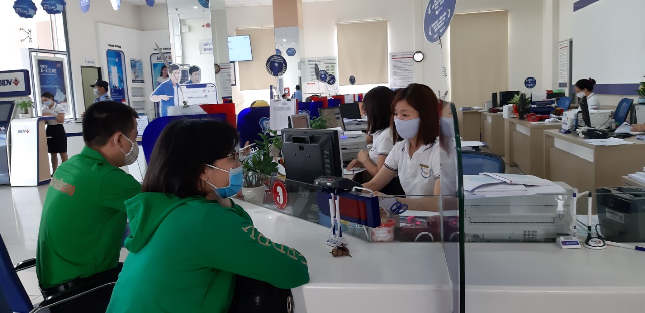 Khách hàng giao dịch tại BIDV Phú Mỹ.