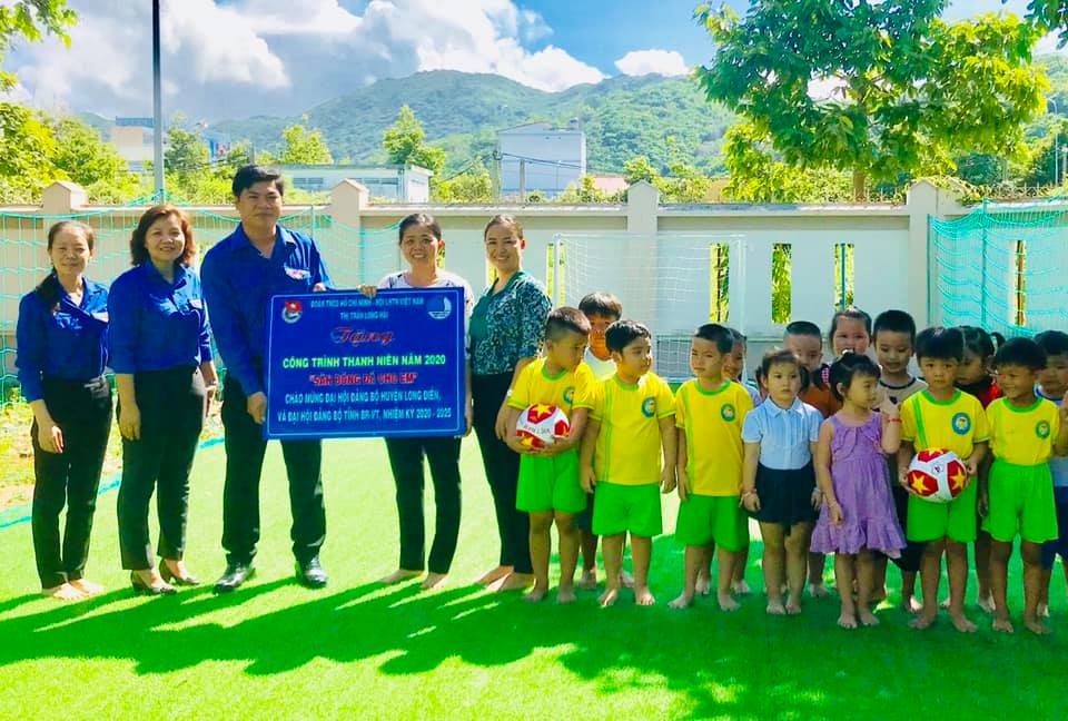 Đoàn viên thanh niên TT.Long Hải và Trường MN Ánh Dương  cùng các cháu tại  buổi bàn giao “Sân bóng đá cho em”.