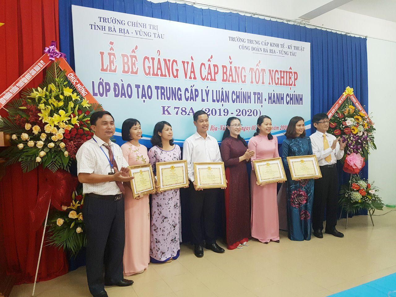Lãnh đạo hai trường trao giấy khen cho học viên đạt loại giỏi.