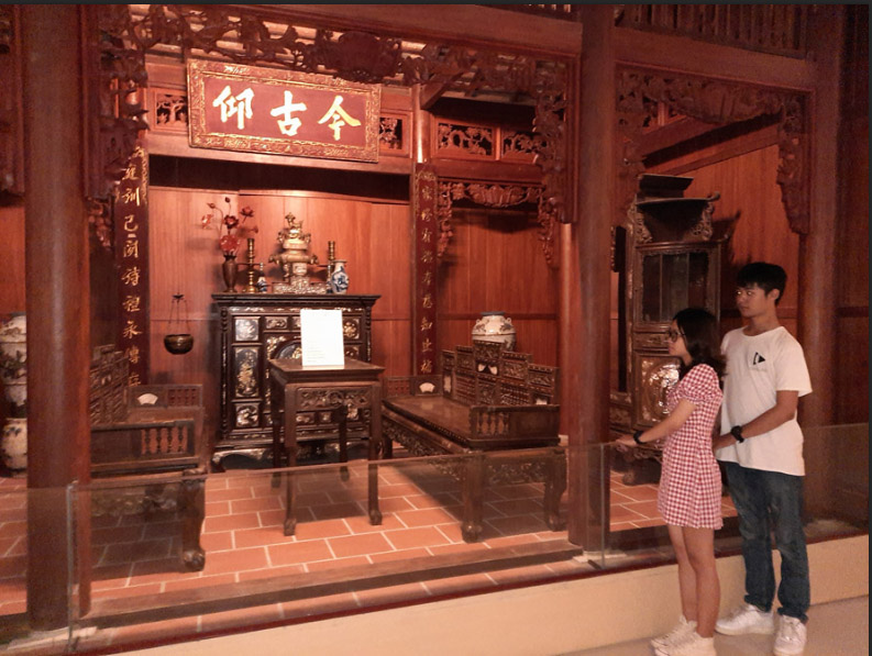Khách tham quan không gian trưng bày cộng đồng người Kinh.