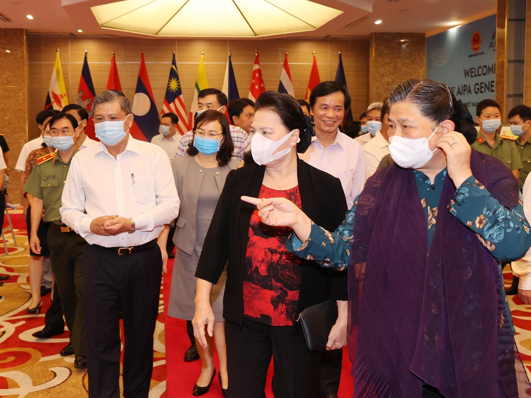 Chủ tịch Quốc hội Nguyễn Thị Kim Ngân kiểm tra gian trưng bày ảnh các hoạt động của AIPA. Ảnh: TRỌNG ĐỨC 