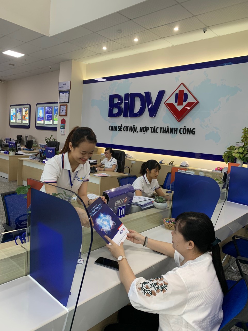 Nhân viên BIDV Bà Rịa tư vấn cho phụ huynh  về giải pháp thu hộ học phí tại quầy.