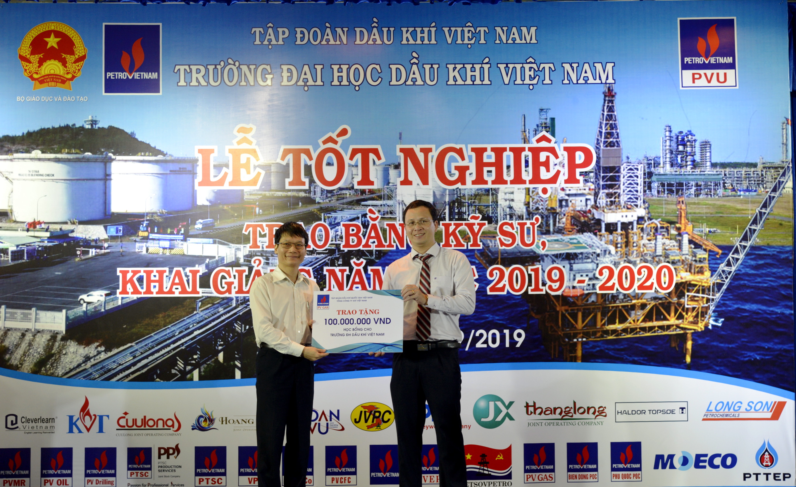PV GAS ủng hộ học bổng cho học sinh, sinh viên vượt khó học giỏi.