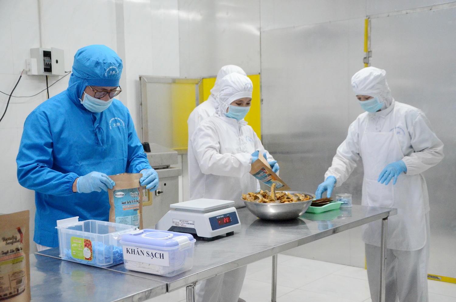 Công nhân Công ty Baseafood chế biến sản phẩm từ da cá phục vụ thị trường nội địa.