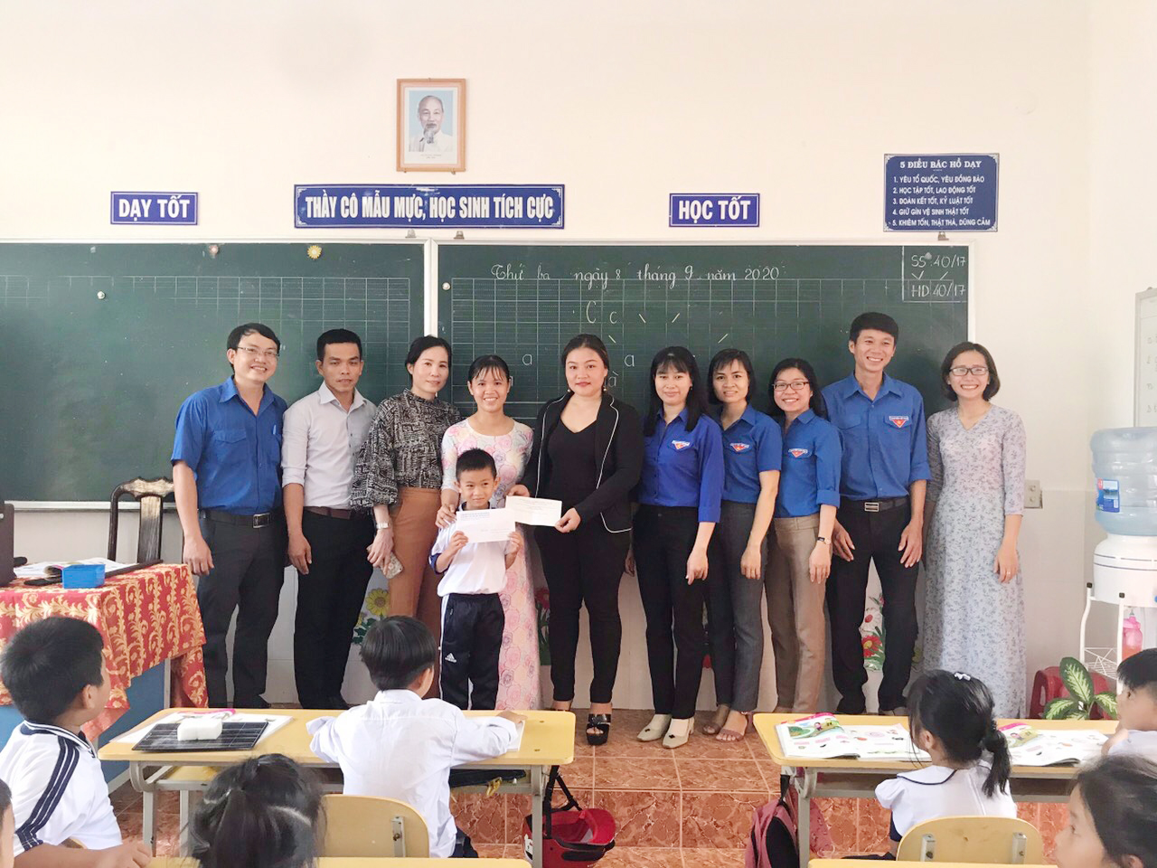 Đại diện Nhóm trao học bổng 5 triệu đồng hỗ trợ em Ngô Gia Bảo.