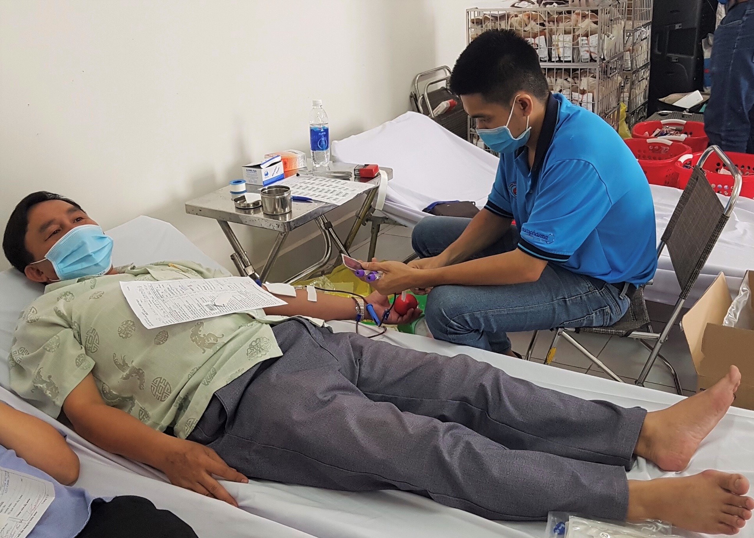 Cán bộ, công chức, viên chức và người lao động tham gia hiến máu tình nguyện. 