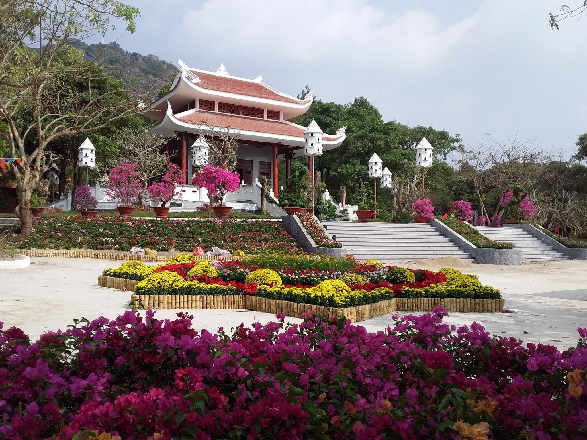 Đền thiêng trong khu lịch Tức Dụp