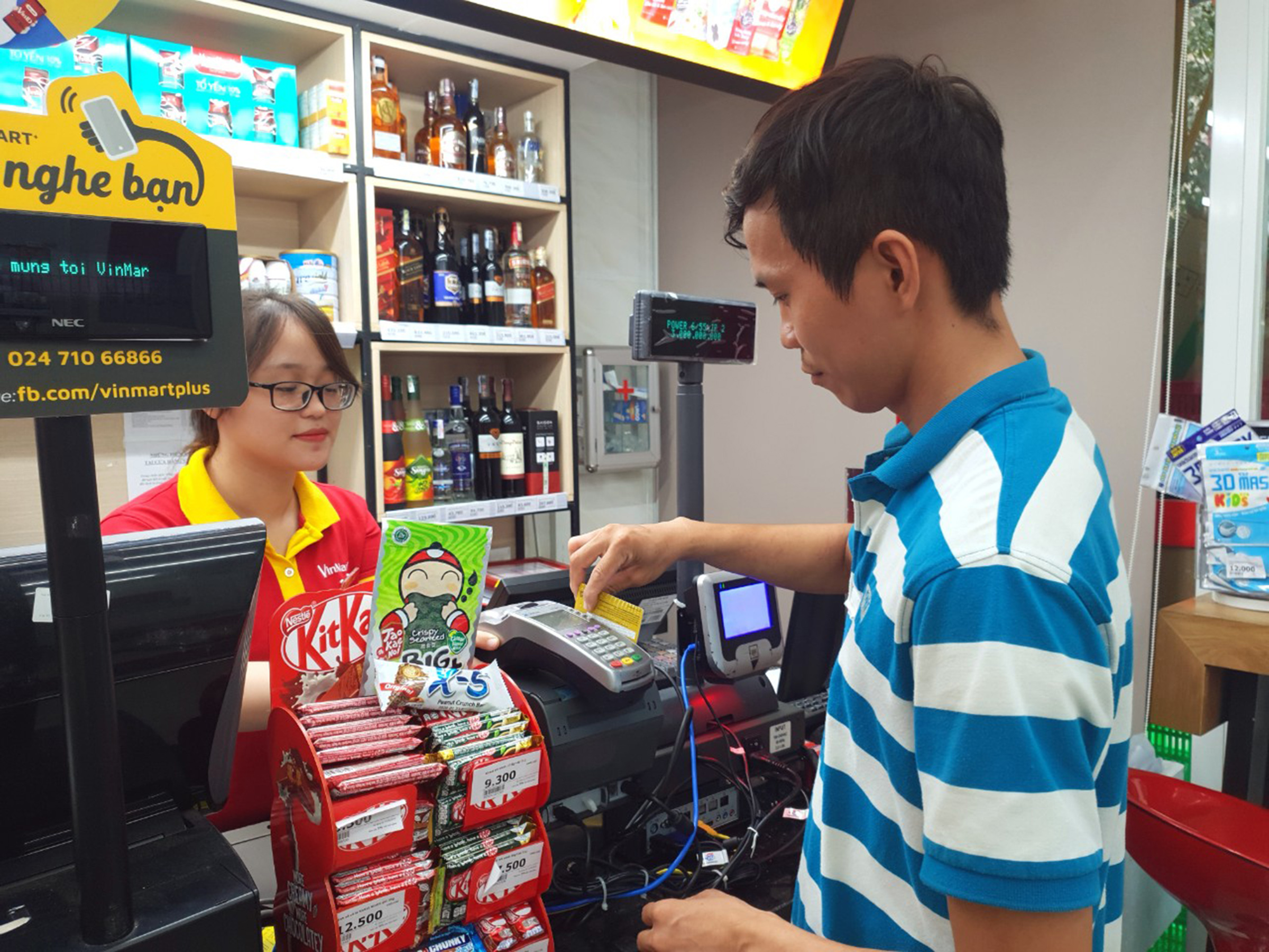 Người tiêu dùng đã dần thay đổi thói quen dùng tiền mặt bằng quẹt thẻ. Trong ảnh khách hàng thanh toán bằng thẻ tại Vinmart+ 93 Lê Lợi, Vũng Tàu.