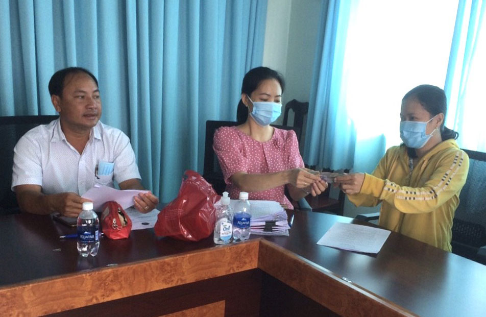 Ban Điều hành Quỹ Hỗ trợ nông dân tỉnh trao tiền cho các hội viên vay vốn