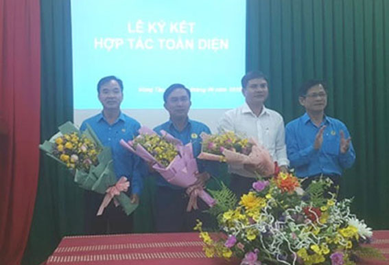 Ông Châu Văn Thắng, Chủ tịch LĐLĐ tỉnh tặng hoa chúc mừng các đơn vị.