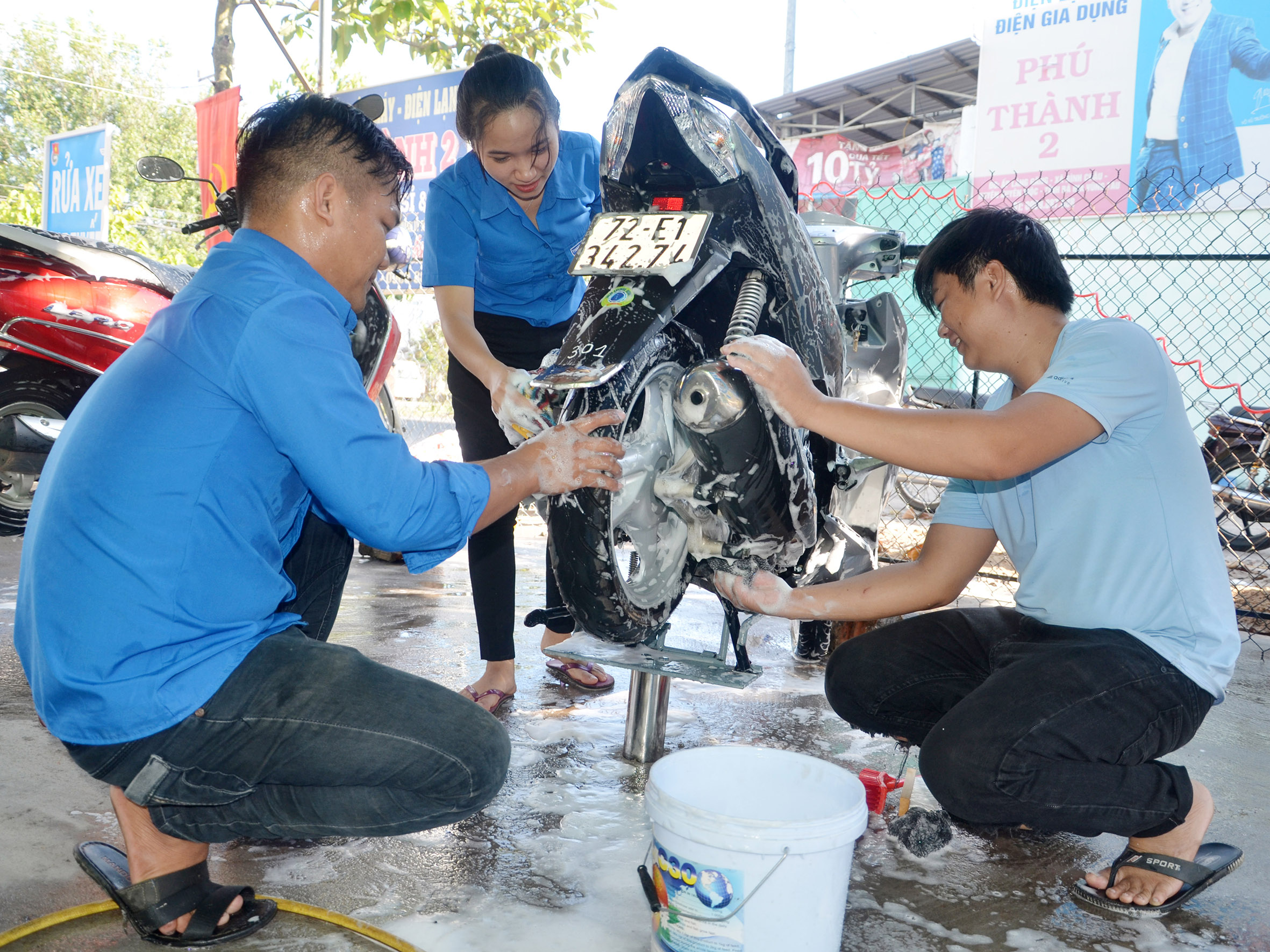 ĐVTN xã Bình Châu, huyện Xuyên Mộc rửa xe gây quỹ giúp đỡ HS nghèo.