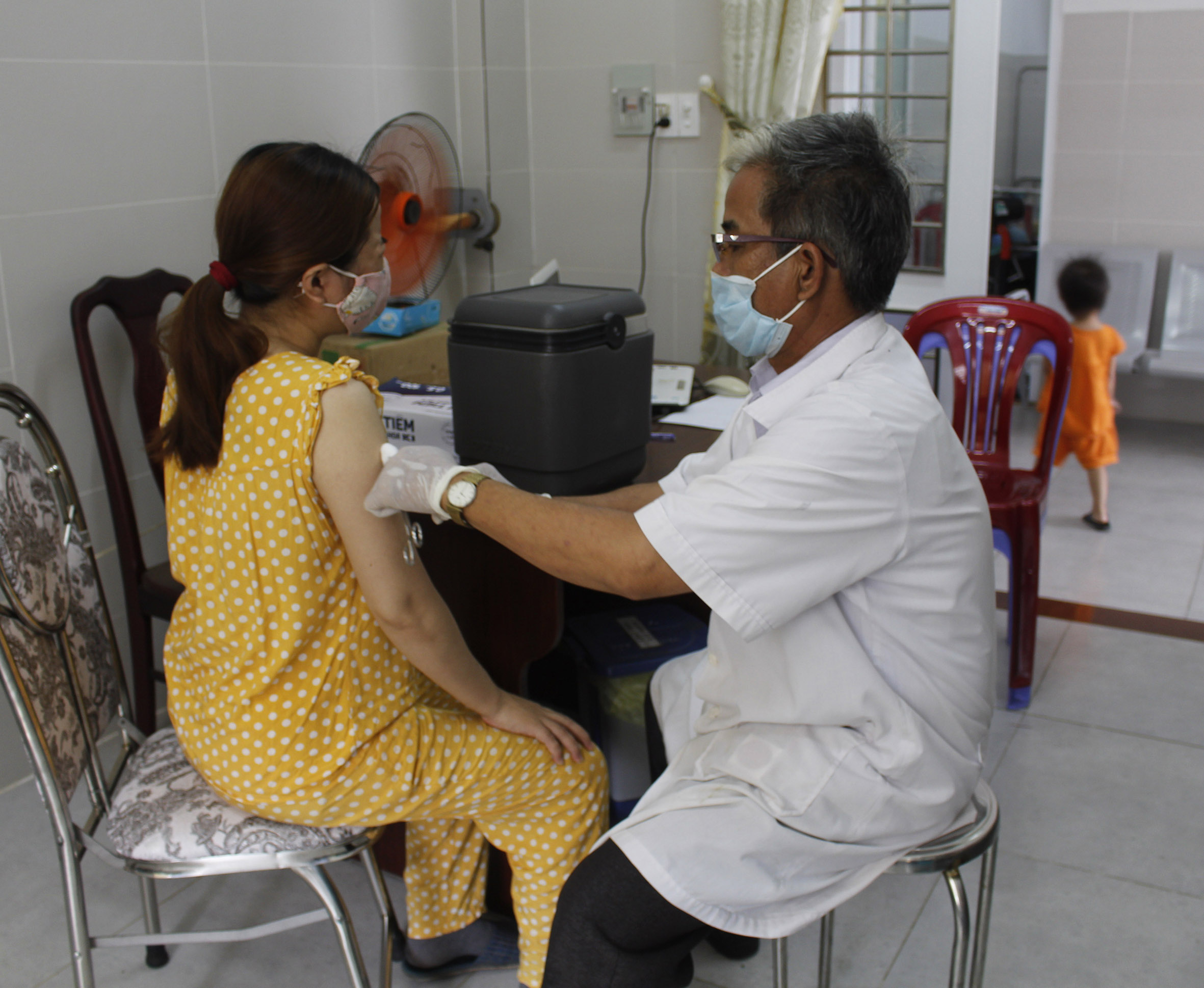 Phụ nữ mang thai chích ngừa uốn ván tại Trạm Y tế xã Suối Nghệ (huyện Châu Đức). 