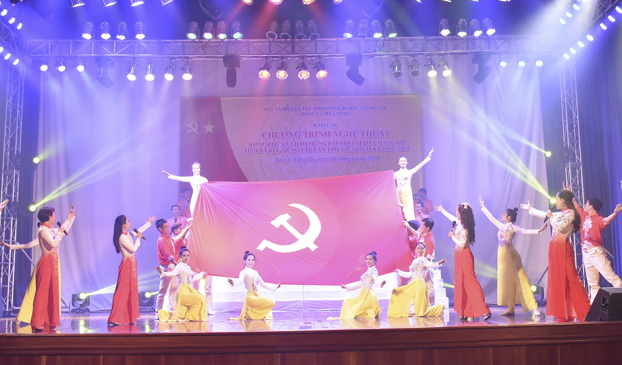 Tiết mục ca múa “Lá cờ Đảng” do Đoàn Ca múa nhạc tỉnh biểu diễn trong buổi tổng duyệt.