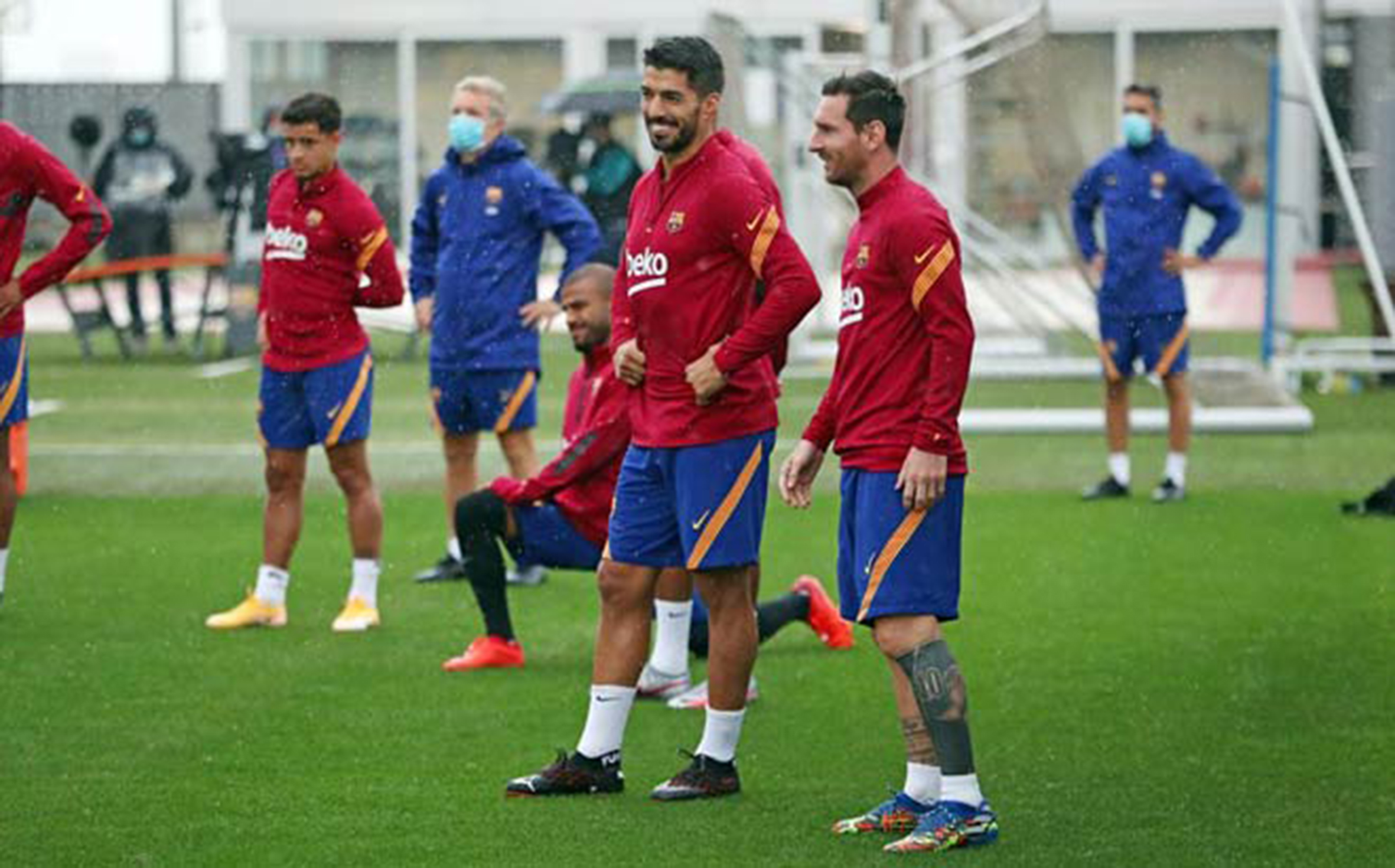 Nụ cười rạng rỡ của “song sát” Suarez và Messi.
