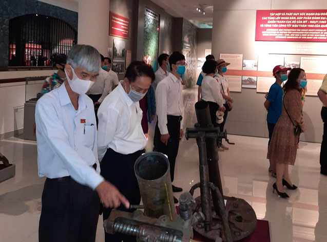 Khách tham quan tổ hợp trưng bày chiến dịch Bình Giã.
