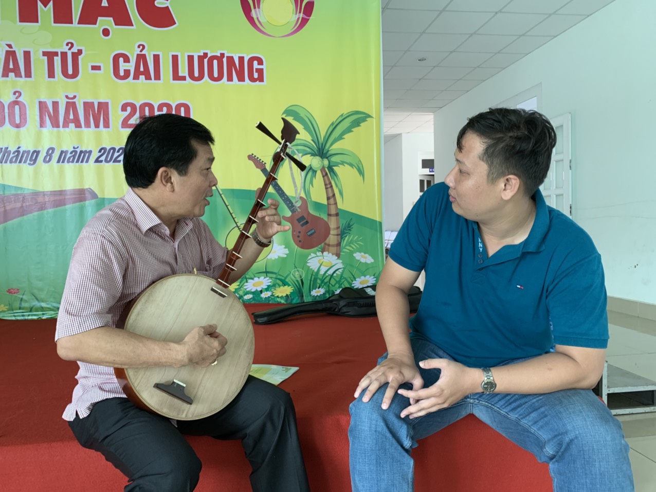 Ông Hồ Văn Lợi truyền kinh nghiệm về kỹ thật đàn kìm cho các bạn trẻ.