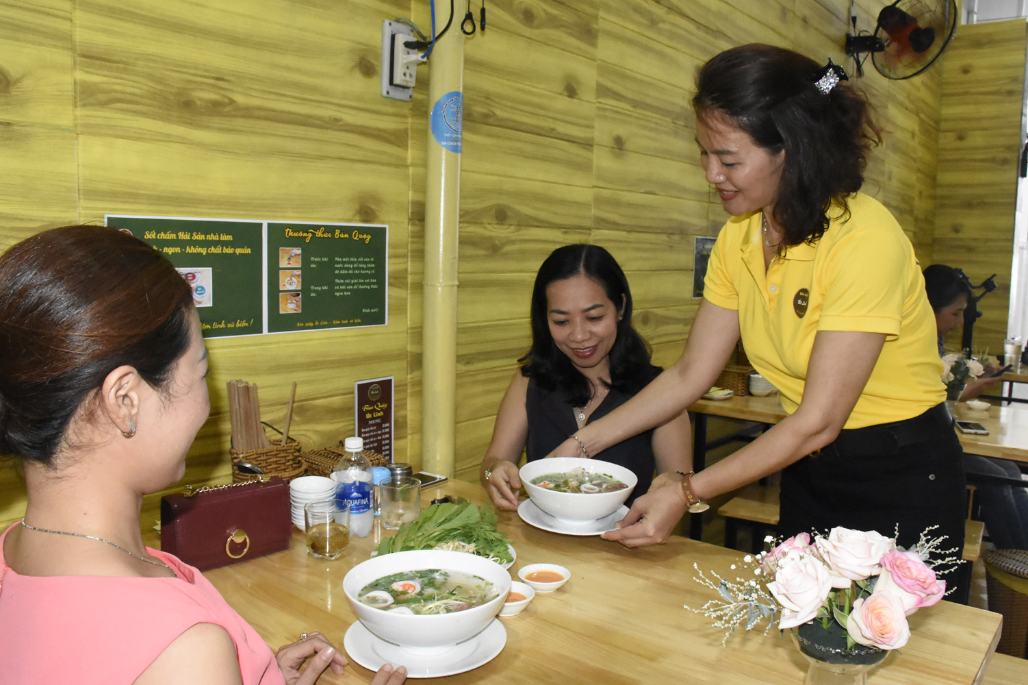Chị Nguyễn Thị Lý phục vụ thực khách.