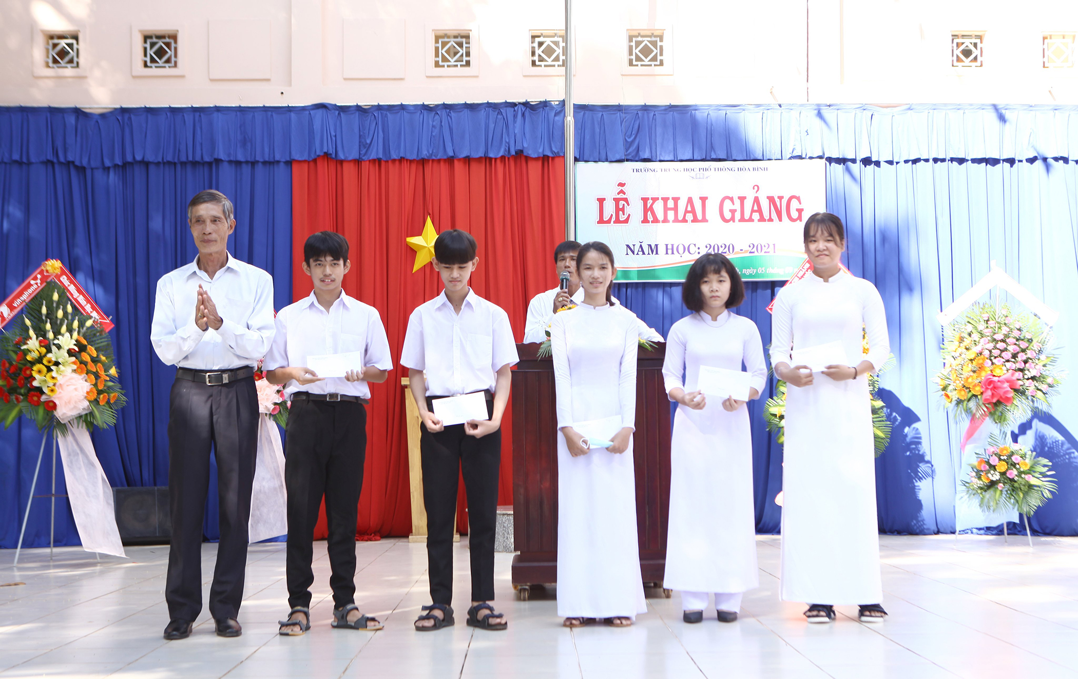 Tại lễ khai giảng năm học mới 2020-2021, Ban Giám hiệu Trường THPT Hòa Bình đã khen thưởng cho những HS đạt điểm số cao trong kỳ thi tốt nghiệp THPT vừa qua.