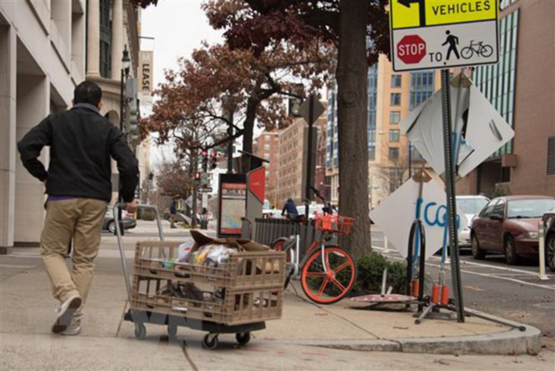Một nhân viên phân phát thực phẩm trên một đường phố ở Washington, DC, Mỹ.