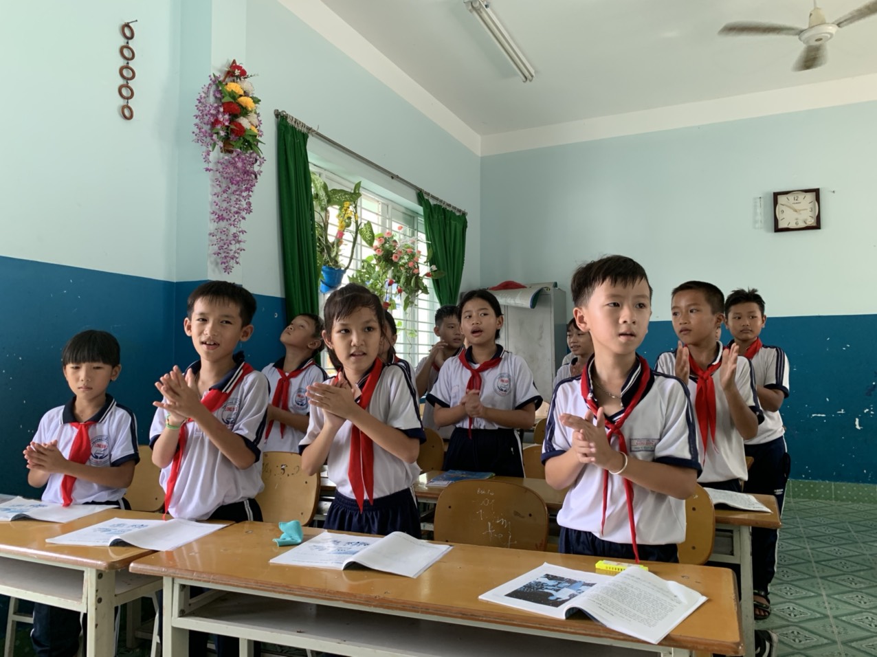 Trường TH Long Sơn I có tỷ lệ HS tham gia BHYT thấp. Trong ảnh: HS Trường TH Long Sơn I trong giờ học nhạc.