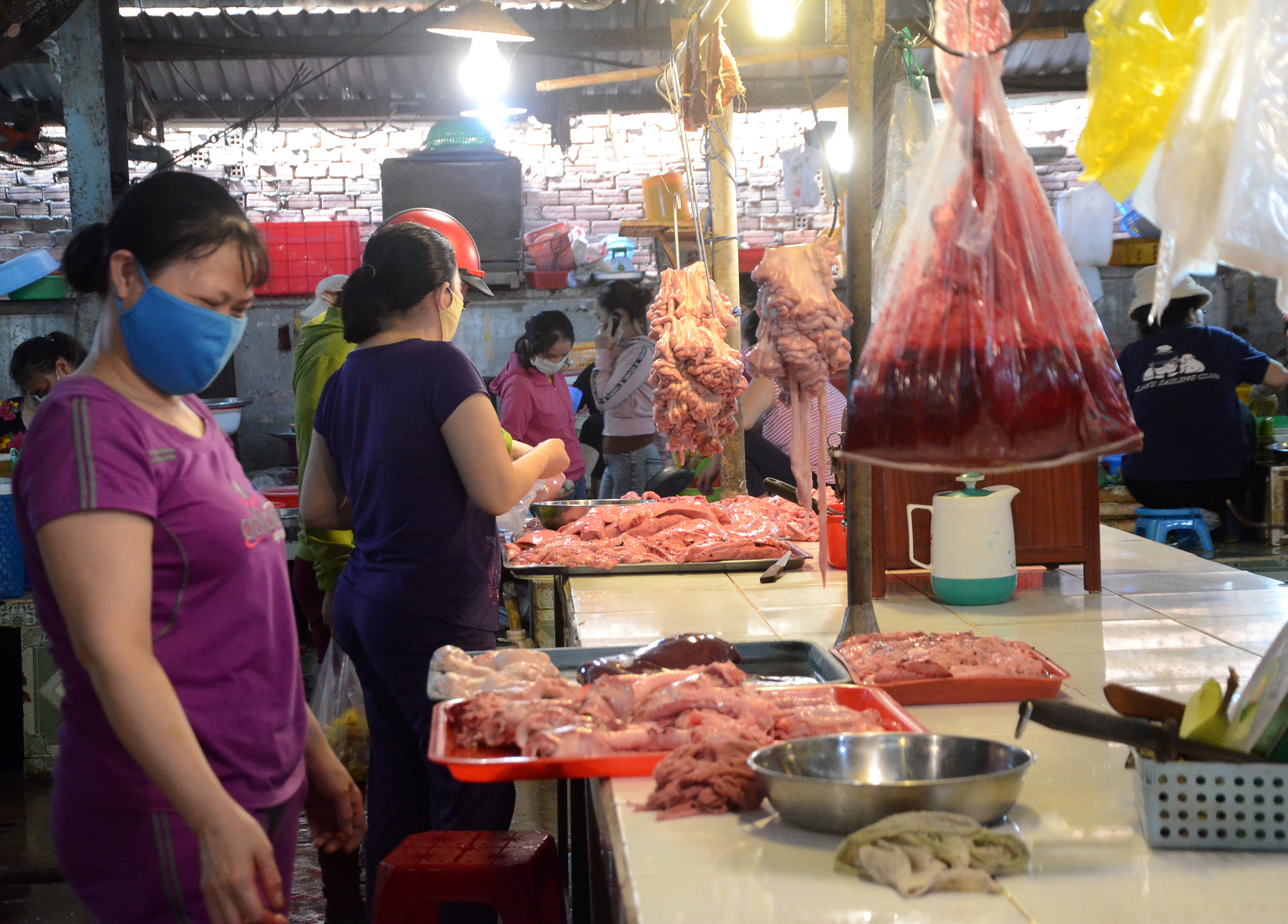 Người dân mua thịt heo tại chợ Vũng Tàu.
