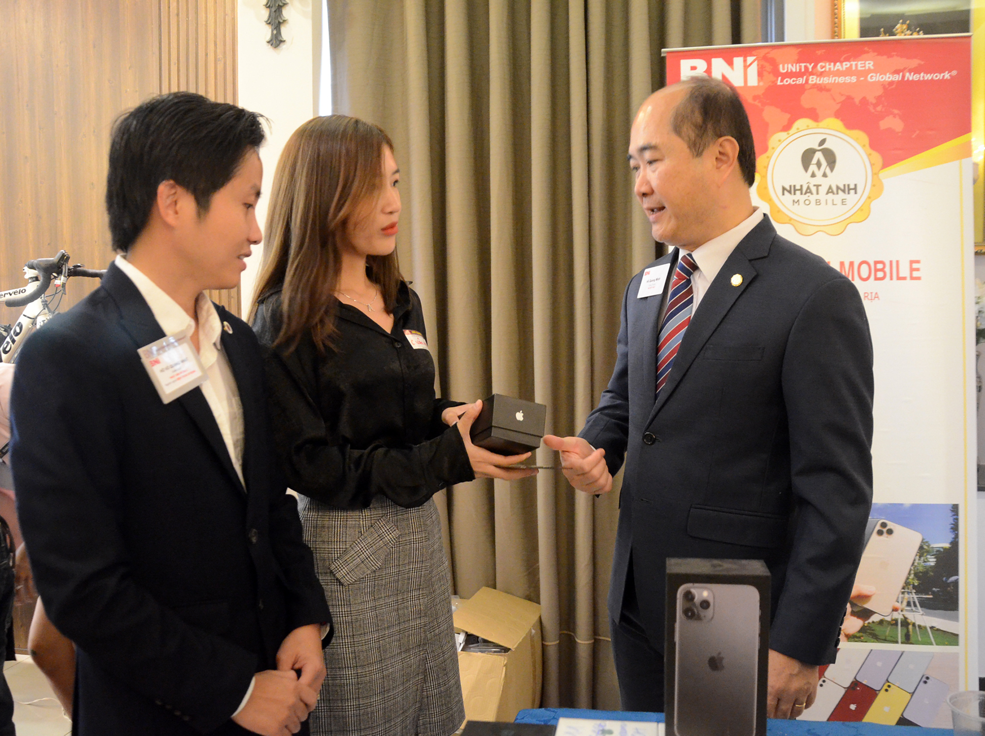 Ông Hồ Quang Minh, Chủ tịch BNI Việt Nam tham quan gian hàng của thành viên BNI Unity Chapter Bà Rịa.