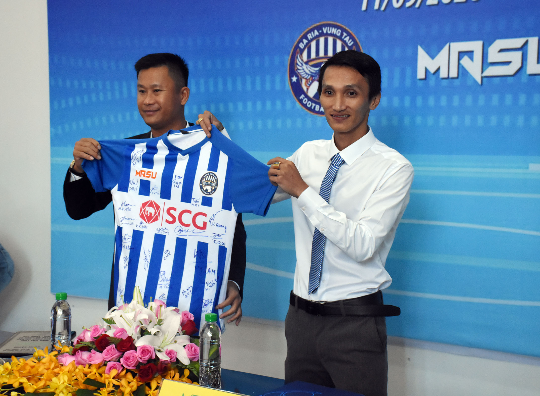 Đại diện CLB Bóng đá BR-VT trao tặng áo đấu có chữ ký của Ban huấn luyện và cầu thủ của đội cho nhà tài trợ MASU.