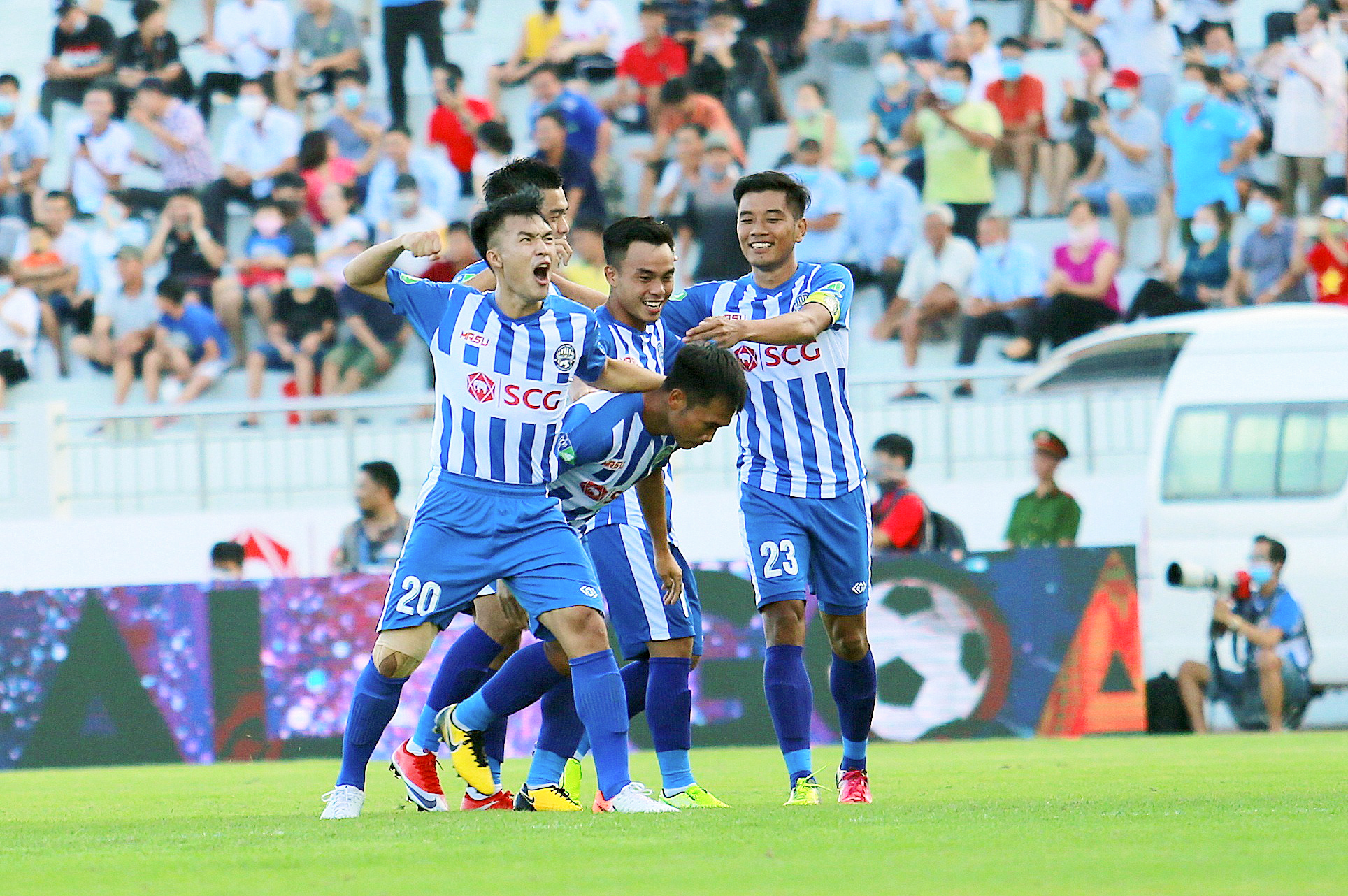 Các cầu thủ BR-VT mừng bàn thắng vào lưới TP. Hồ Chí Minh trong trận tứ kết  cup Quốc gia 2020.
