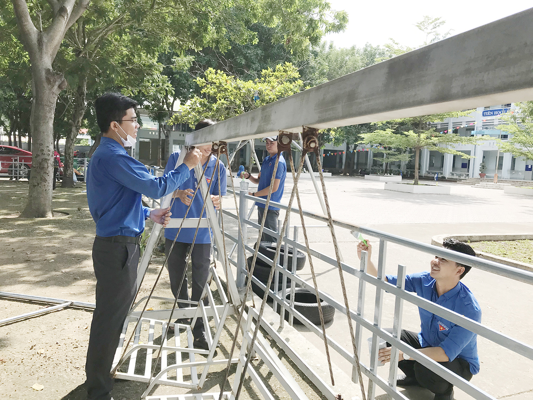 ĐVTN TX. Phú Mỹ kiểm tra xích đu bị hư hỏng để sửa chữa.