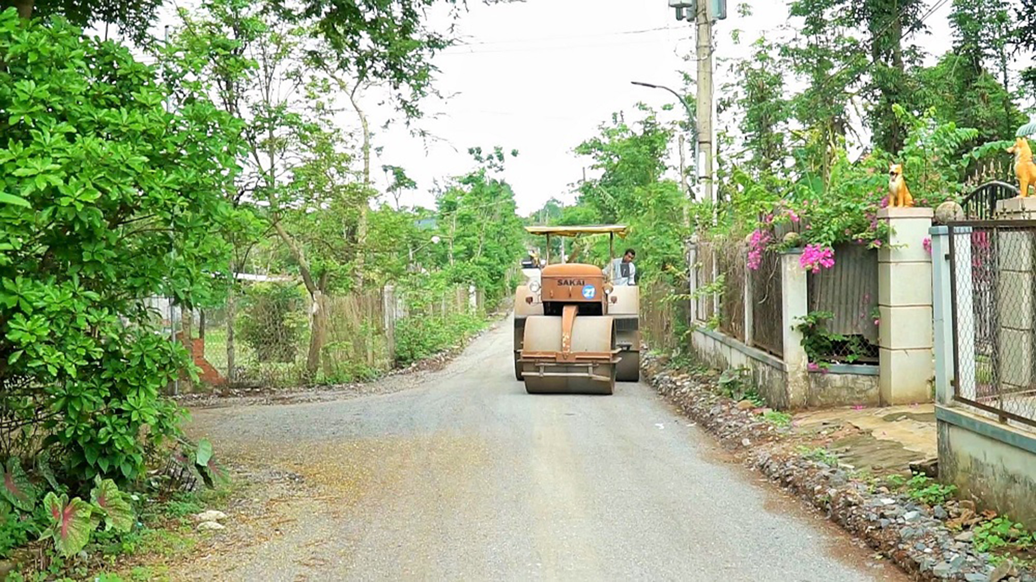 Đường giao thông nông thôn được bê tông hóa, nhựa hóa giúp người dân đi lại dễ dàng, hàng hóa giao thương thuận lợi. Trong ảnh: Làm đường giao thông nông thôn tại xã Suối Nghệ, huyện Châu Đức.