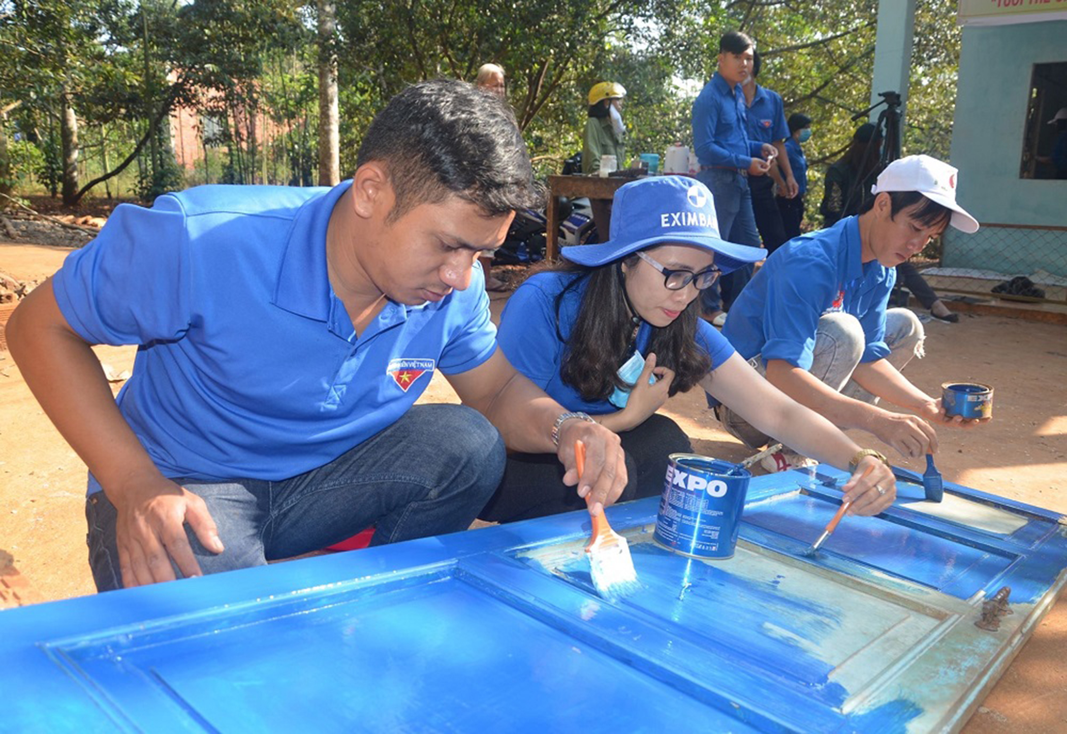 Đoàn viên, thanh niên huyện Đất Đỏ tham gia làm đẹp các công trình công cộng.