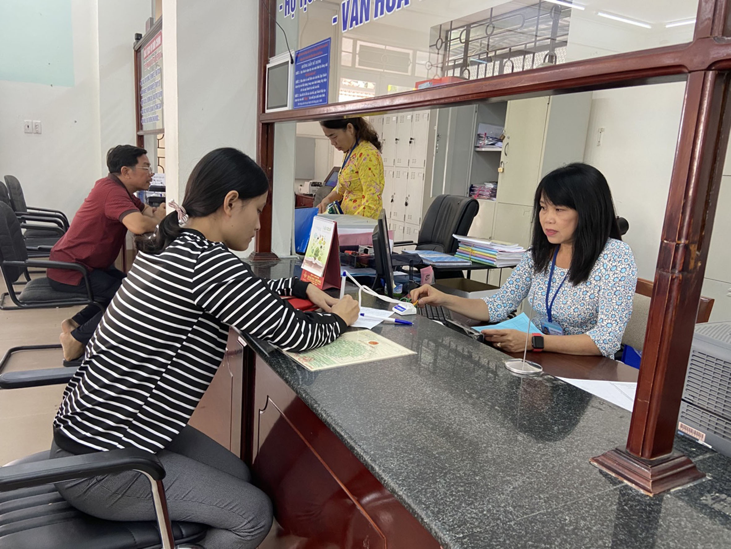 Công chức của Bộ phận một cửa UBND TP.Vũng Tàu tiếp nhận hồ sơ hành chính của người dân. (Ảnh mang tính minh họa)
