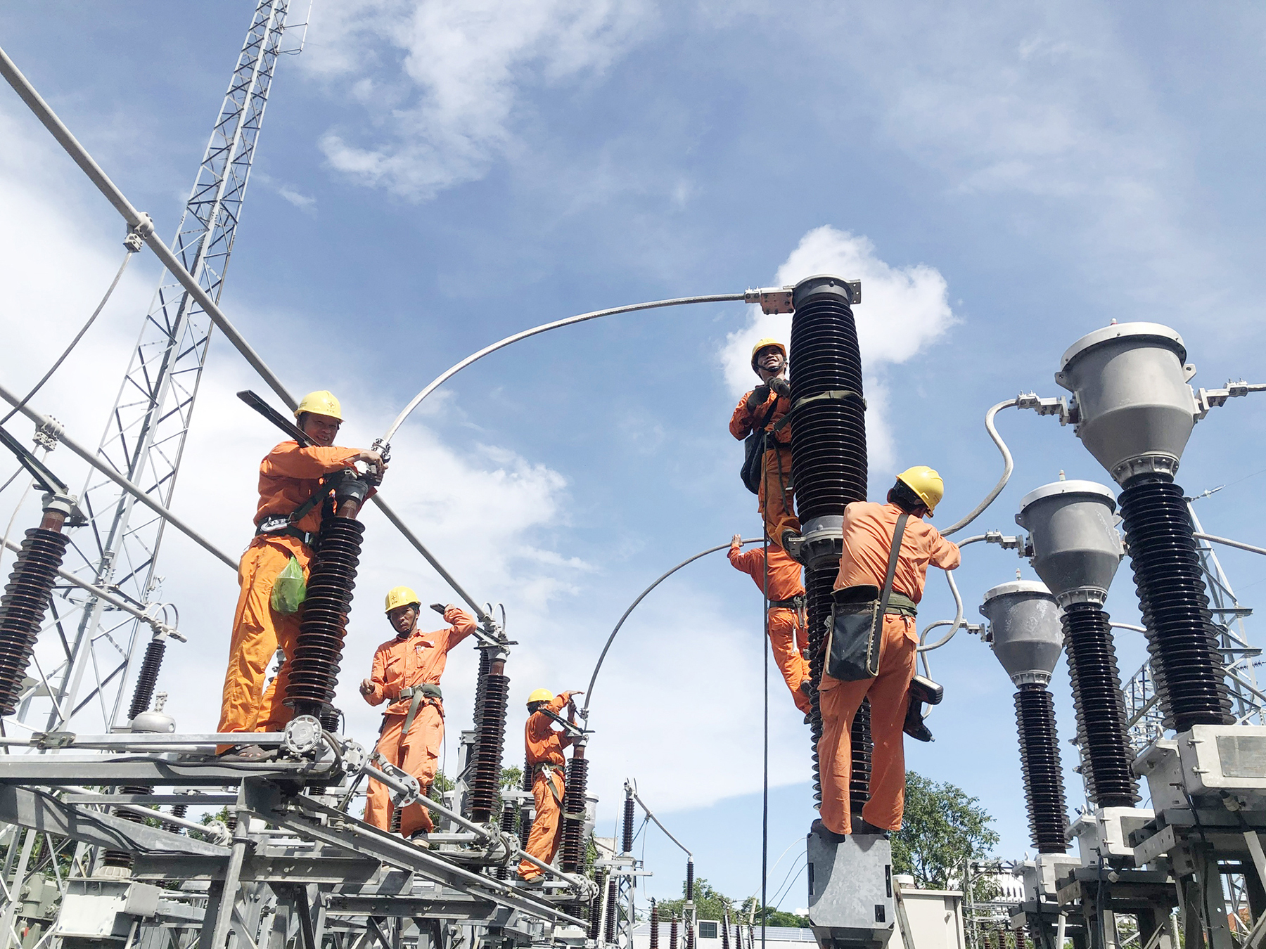 Nhân viên Điện lực TP. Vũng Tàu sửa chữa tại trạm 110kV Thắng Tam. Ảnh: VÂN ANH