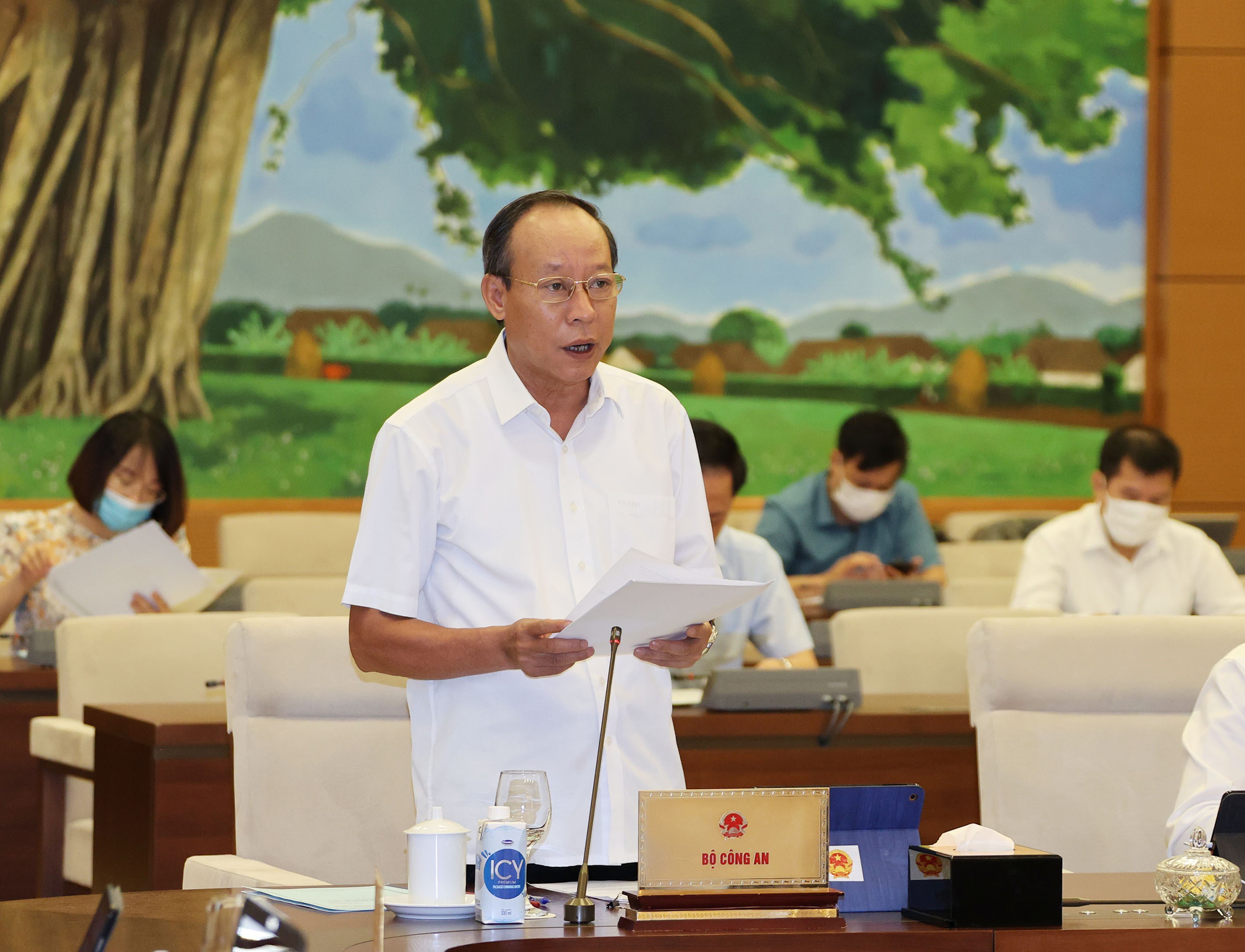 Thứ trưởng Bộ Công an Lê Quý Vương trình bày báo cáo về công tác tác phòng, chống tội phạm và vi phạm pháp luật. Ảnh: TRỌNG ĐỨC