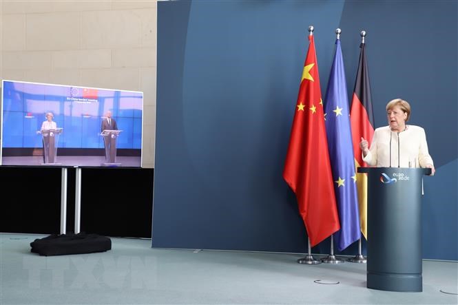 Thủ tướng Đức Angela Merkel họp báo trực tuyến cùng Chủ tịch Ủy ban EU Ursula von der Leyen (màn hình vô tuyến, bên trái) và Chủ tịch Hội đồng châu Âu Charles Michel (màn hình vô tuyến, bên phải) sau Hội nghị thượng đỉnh EU-Trung Quốc.