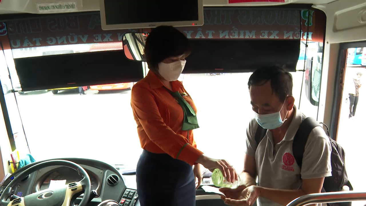 Nhân viên hãng xe Phương Trang đón khách.