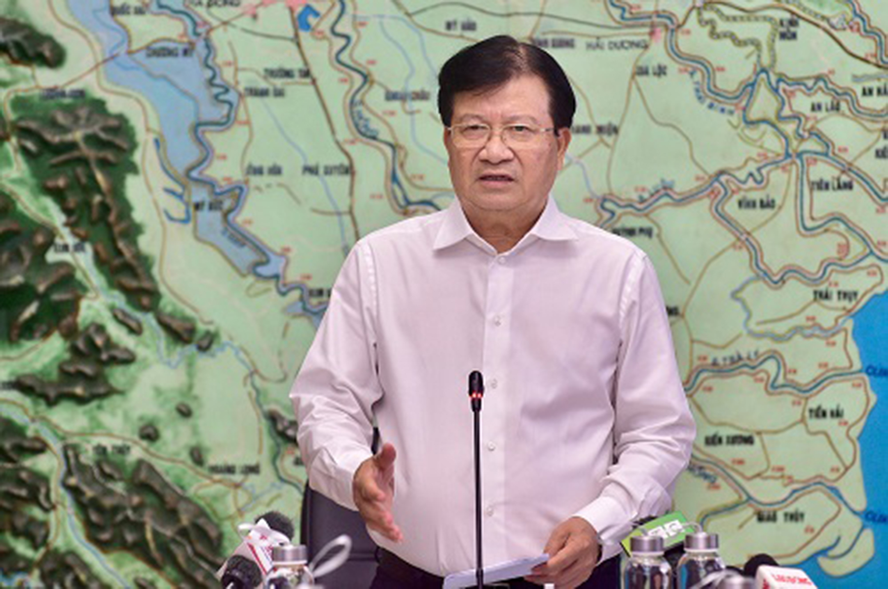 Phó Thủ tướng Trịnh Đình Dũng phát biểu tại cuộc họp. 