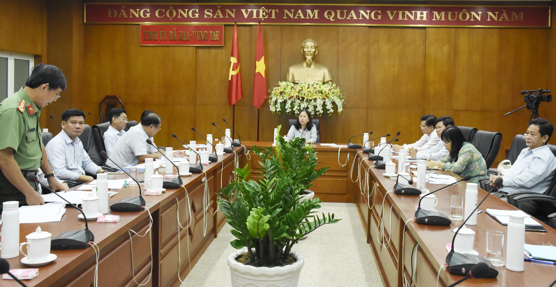 Bà Nguyễn Thị Yến, Phó Bí thư Thường trực Tỉnh ủy, Trưởng Đoàn ĐBQH tỉnh chủ trì cuộc họp. 